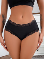 Black lace and lace hip lifting triangle pants are comfortable to wear and suitable for women's underwear in all season Z2847