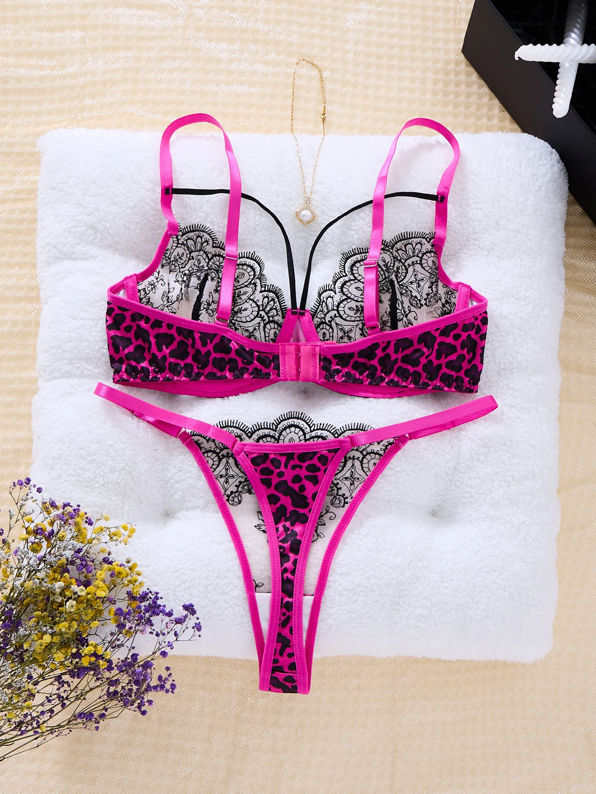 A Black Sexy Lingerie Set, Combining Leopard Print and Floral Patterns, Combining Allure and Sensuality ZA825120
