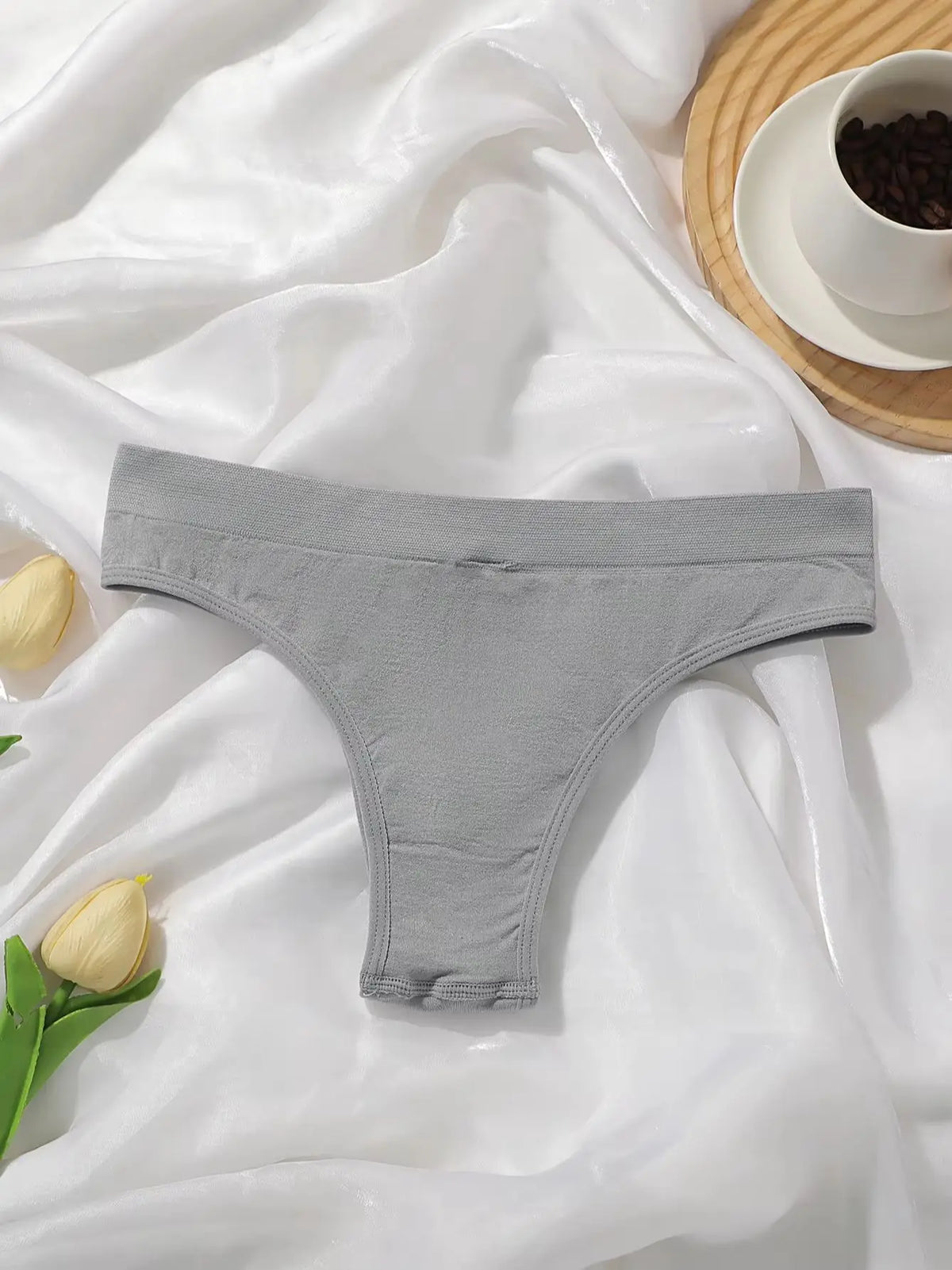 Seamless thong sports yoga comfortable seamless underwear sexy solid color women's underwear Z626