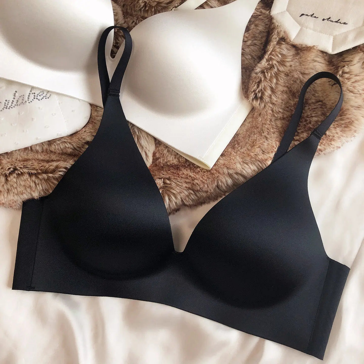 Luxury Seamless Women Underwear Sexy Deep V Push Up Bras Oilcloth Silk Fabric Comfort Soft Lingerie Adjustable Strap W Support