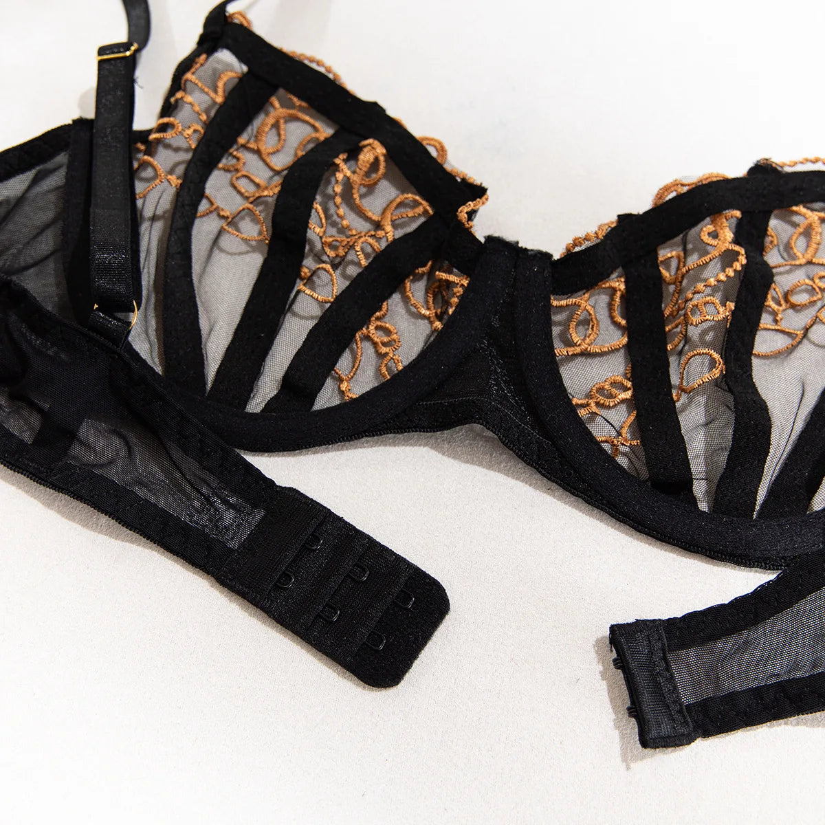 Toucheart4PCS Lace Golden Embroidery Sexy Underwear Set Slim Exposed Navel See-through Hollow Out Interesting Steelring Bralette