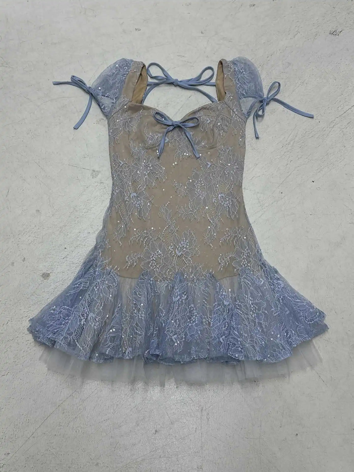 Dreamy and Western-style lace pleated princess dress with sparkling sequin design and puff-sleeved high-waisted dress.
