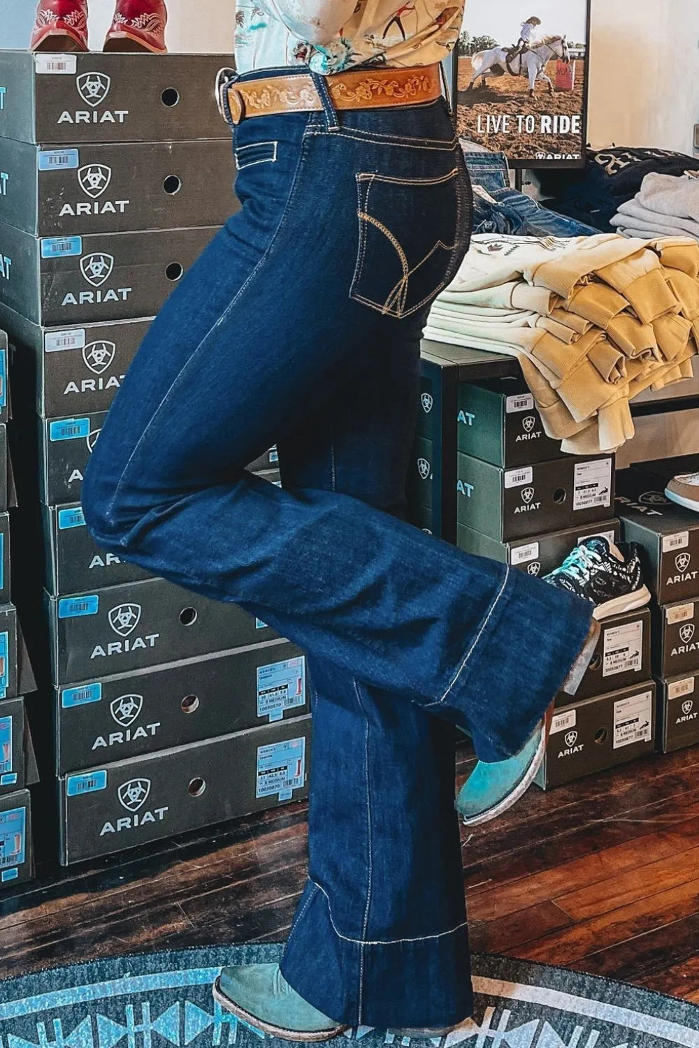 Center Seam Deep Wash Straight Jeans - Ladyez
