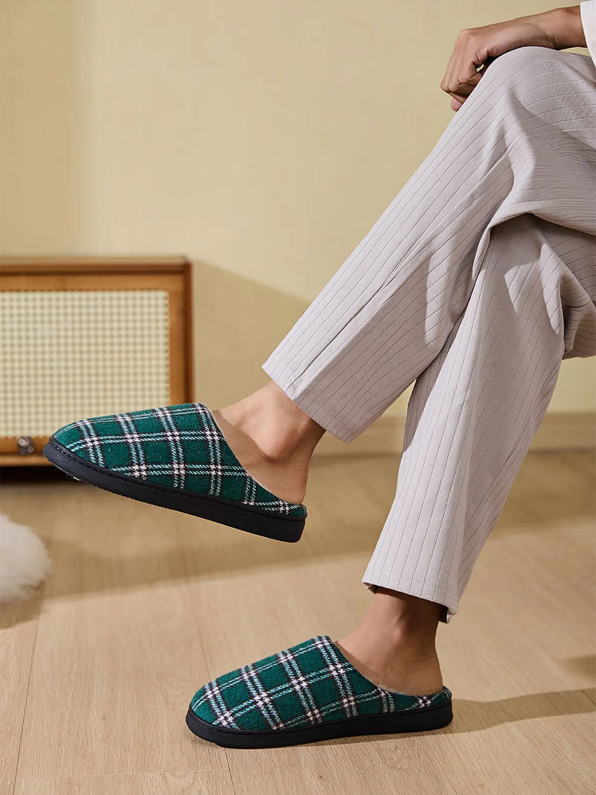 Plaid Fleece Lined Cozy Indoor Slippers - Ladyez