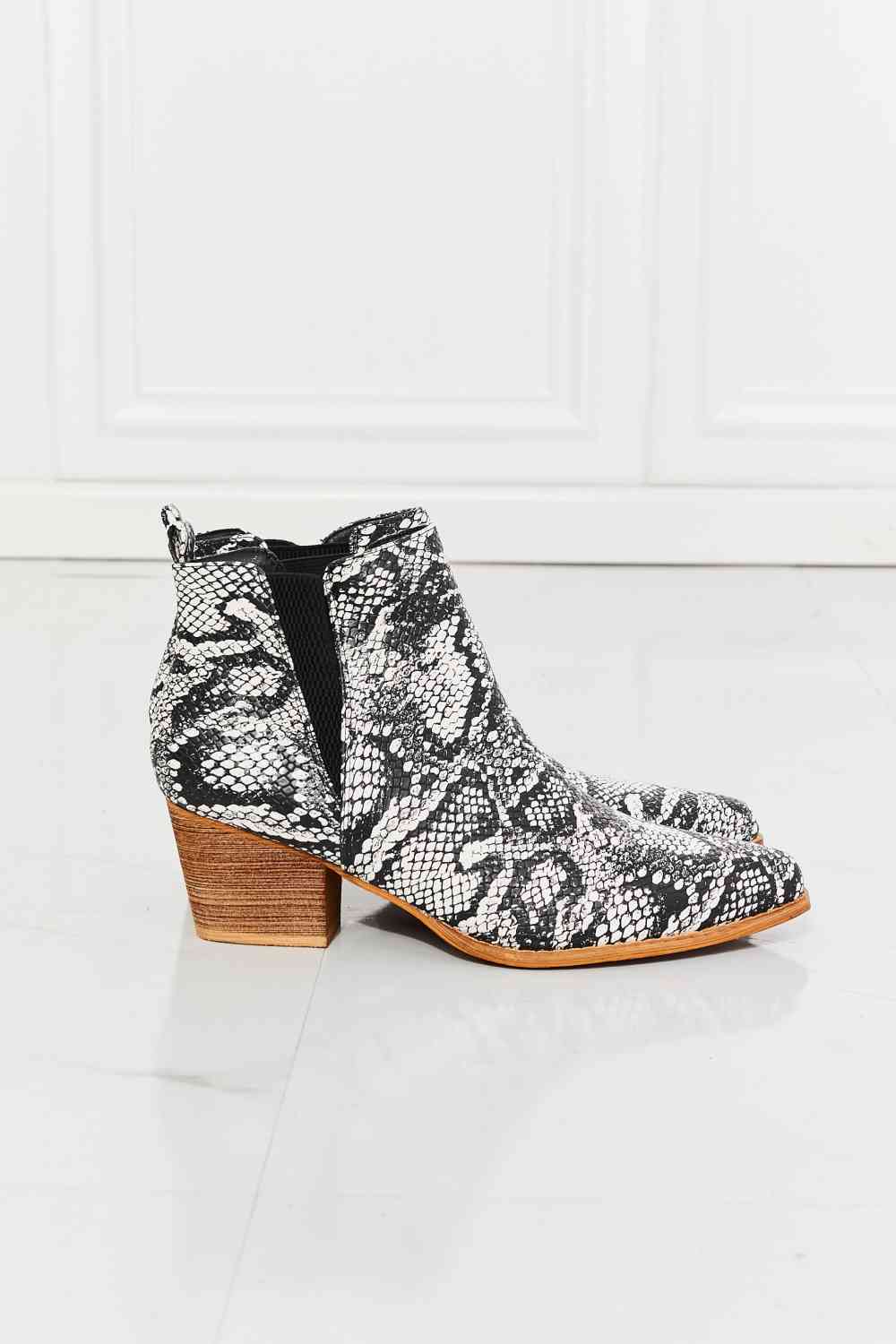 MMShoes Back At It Point Toe Bootie in Snakeskin - Ladyez