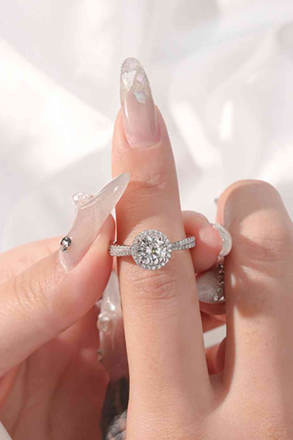1 Carat Moissanite Round Shape Ring - Ladyez