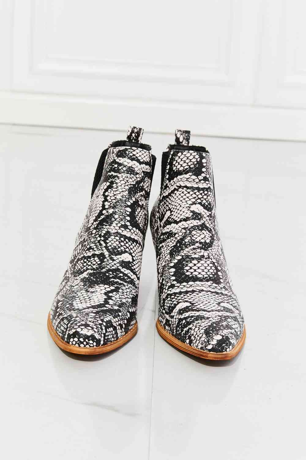 MMShoes Back At It Point Toe Bootie in Snakeskin - Ladyez