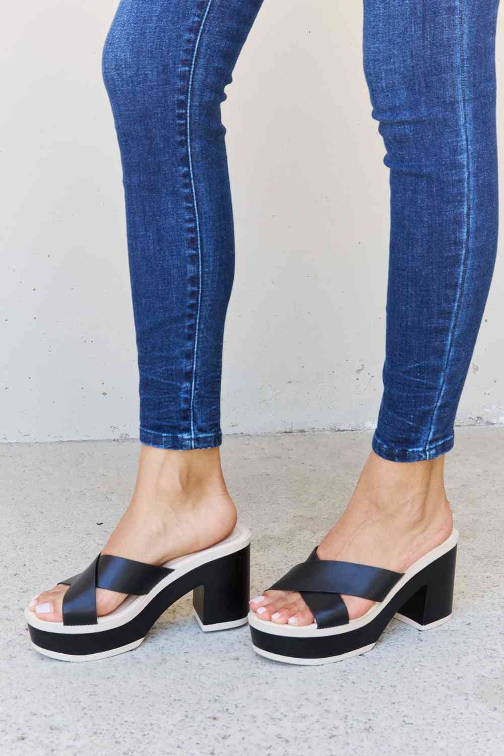Weeboo Cherish The Moments Contrast Platform Sandals in Black - Ladyez