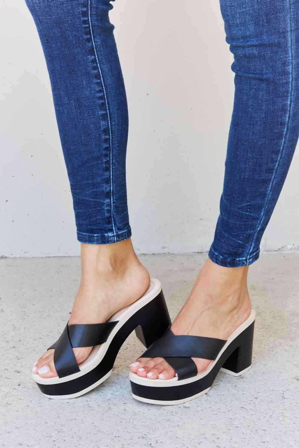 Weeboo Cherish The Moments Contrast Platform Sandals in Black - Ladyez