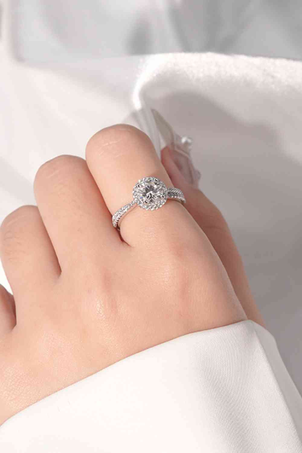 1 Carat Moissanite Round Shape Ring - Ladyez